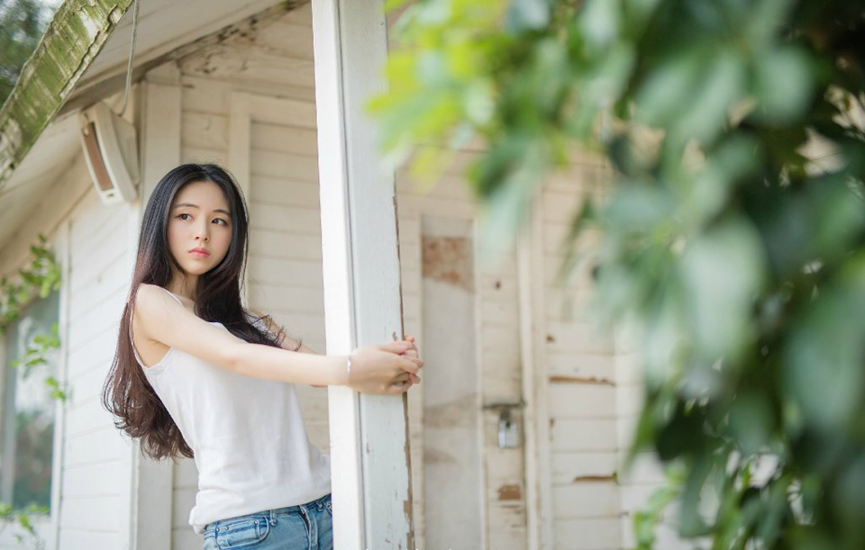 男女间不存在也不可能存在友谊，所谓男女之间的友谊，不外是爱情的初步或剩余，或许就是爱情自身。