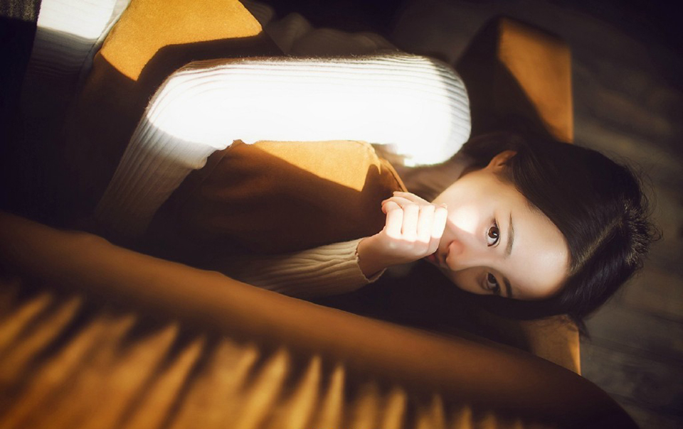 很多男人就是这样的，玩女人的时候总希望对方年轻一点放开一点开放三点，玩着别人的女儿的同时又希望别人永远别来碰自己的女儿。——韩寒《传统美德》